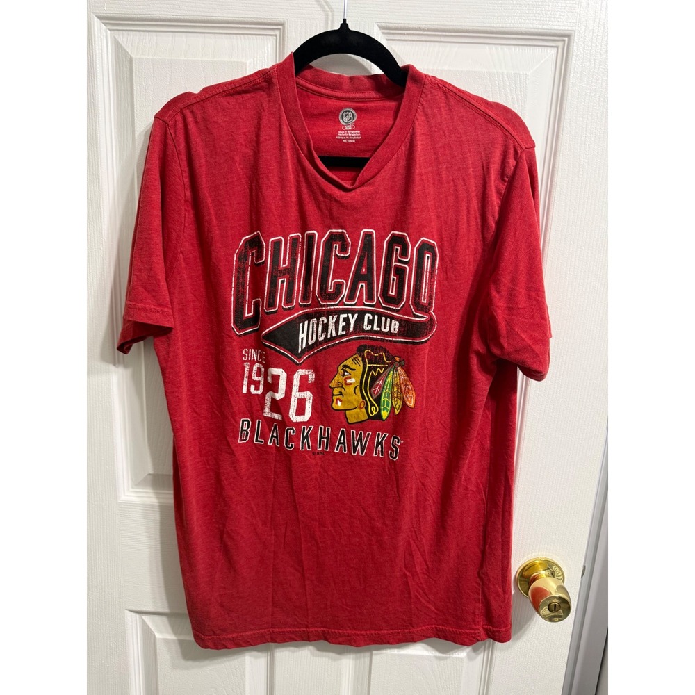 NHL Chicago Blackhawks Mens Red Graphic V-Neck T-Shirt Large Hockey Club 1926